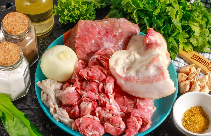 1. Этап. Колбаски от Джейми Оливера: Подготовьте указанные ингредиенты. Используйте жирную свинину и говяжью вырезку.