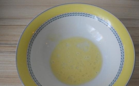 1. Этап. Детская картофельная запеканка с фаршем: 5. Взбейте теперь в отдельной ёмкости перепелиное яйцо.