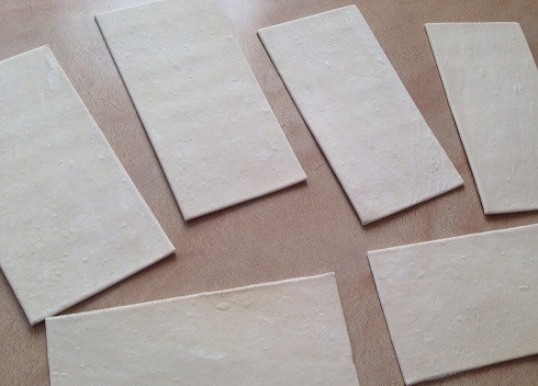 1. Этап. Чебуреки из слоеного теста: В первую очередь разморозим слоеное тесто.