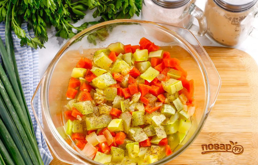 1. Этап. Кабачковая икра в микроволновке: Спустя указанное время извлеките емкость, посолите и поперчите. Если жидкости будет много, то слейте ее.