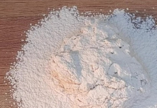 1. Этап. Пирожки из теста для чебуреков: 8. Подпыляем столешницу мукой и месим тесто на столе.