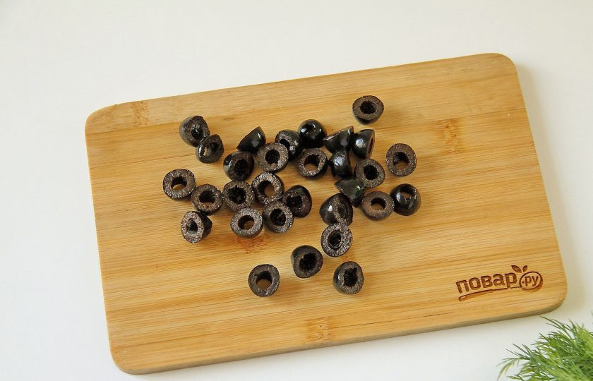 1. Этап. Салат с картофелем: Маслины разрежьте пополам.