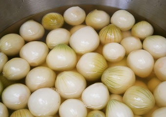 1. Этап. Маринованный лук в банках на зиму: 1. Лук перебираем, чистим и моем. В кипящей воде бланшируем 3-4 минуты, затем обдаем холодной водой. Это уберет горечь. Оставим в дуршлаге, чтобы стекла вода.