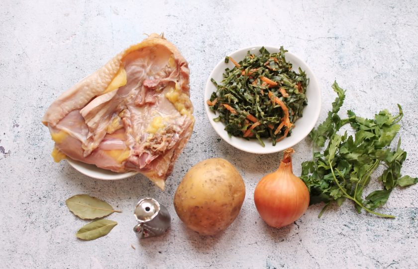 1. Этап. Щи из крошева с курицей: Подготовьте все необходимые ингредиенты для приготовления щей из крошева с курицей.