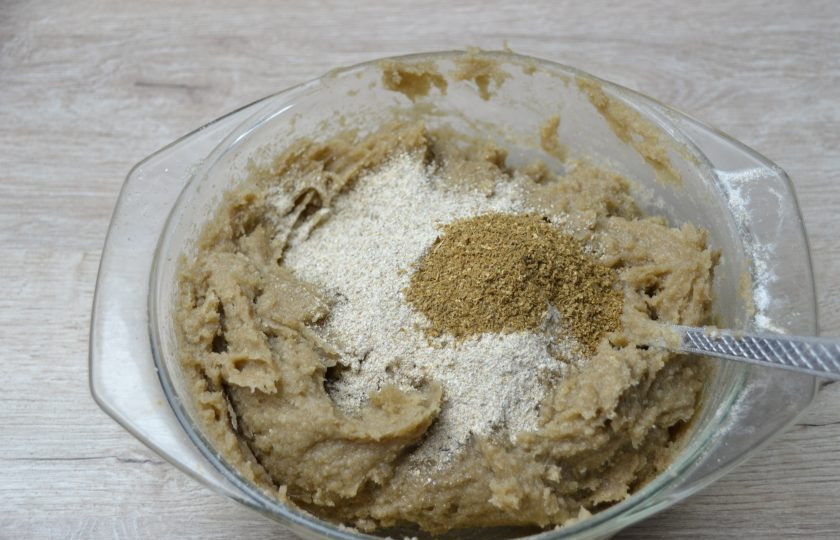 1. Этап. Ржаной заварной хлеб на закваске: Когда заварка немного остынет (будет не более 75 градусов), добавьте солод и кориандр.