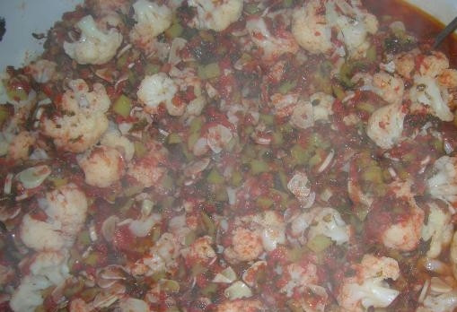 1. Этап. Цветная капуста на зиму в томате: Добавляем цветную капусту и варим еще 3 минуты.