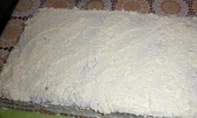 1. Этап. Творожный торт на скорую руку: Затем опять печенье, крем и орехи и так, пока не закончатся все ингредиенты. В конце обмазываем торт кремом со всех сторон и по бокам.