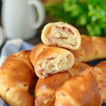 Рогалики с копчёной грудинкой и сыром