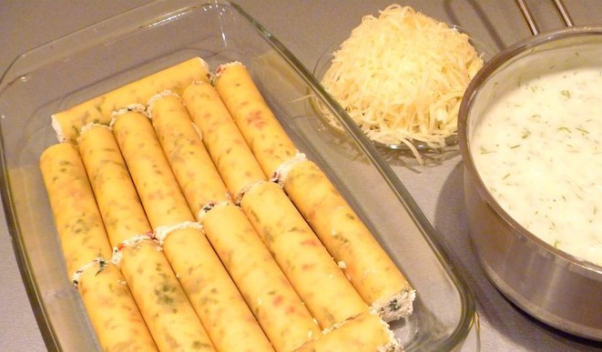 1. Этап. Каннеллони с рикоттой: Теперь мы аккуратно фаршируем каждую трубочку каннеллони начинкой из рикотты и овощей. Выкладываем трубочки в форму для запекания.