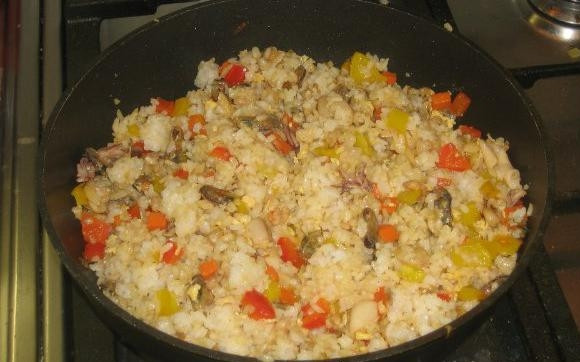 1. Этап. Сифудо тяхан: В конце в блюдо добавьте соевый соус, соль и перец по вкусу. Сифудо тяхан сразу перемешайте. Дайте ему настояться 15 минут. Приятного аппетита!