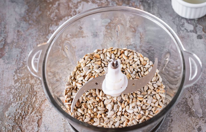 1. Этап. Домашняя халва: Все обжаренные семечки выложите в чашу блендера.