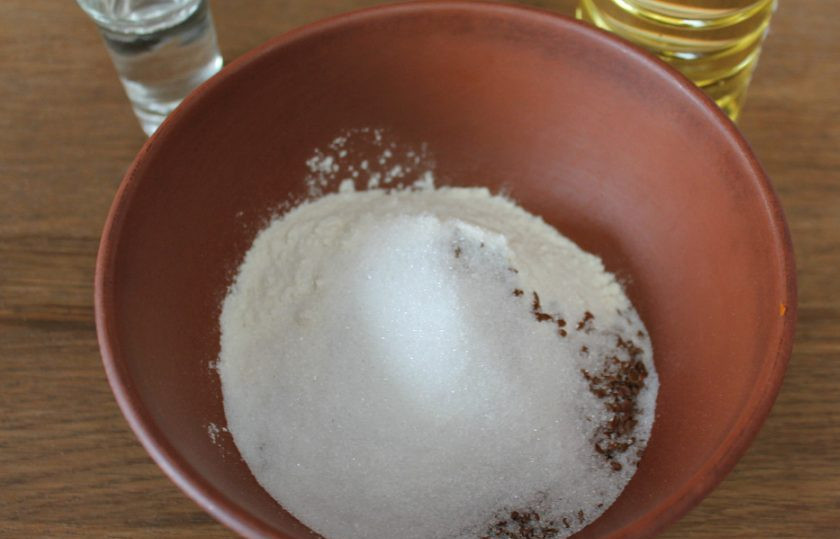 1. Этап. Постное галетное печенье: Добавляем соль и сахар.