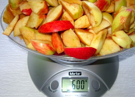 1. Этап. Варенье из яблок дольками: В нарезанном и очищенном виде наши яблоки весят 600 грамм.