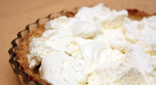 1. Этап. Миндальный пирог: 6. Теперь переложите этот крем на остывший корж. Разровняйте его по всей поверхности пирога.