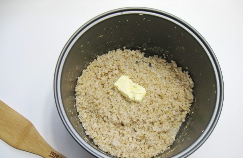 1. Этап. Ячневая каша на воде в мультиварке: Добавьте в кашу сливочное масло.