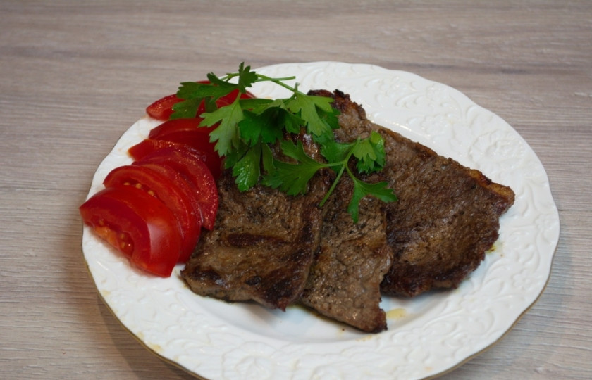 1. Этап. Лангет классический: Обжаренные кусочки выложите на тарелку. Добавьте гарнир или овощи. Подайте к столу.