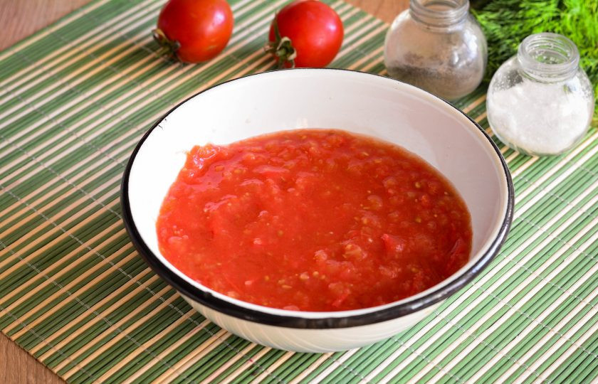 1. Этап. Лечо из свеклы: Вымытые помидоры перекрутите через мясорубку - это будет соус для лечо.