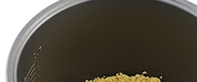 1. Этап. Пшенная каша (в мультиварке): Промойте пшено под проточной холодной водой и высыпьте в чашу мультиварки.