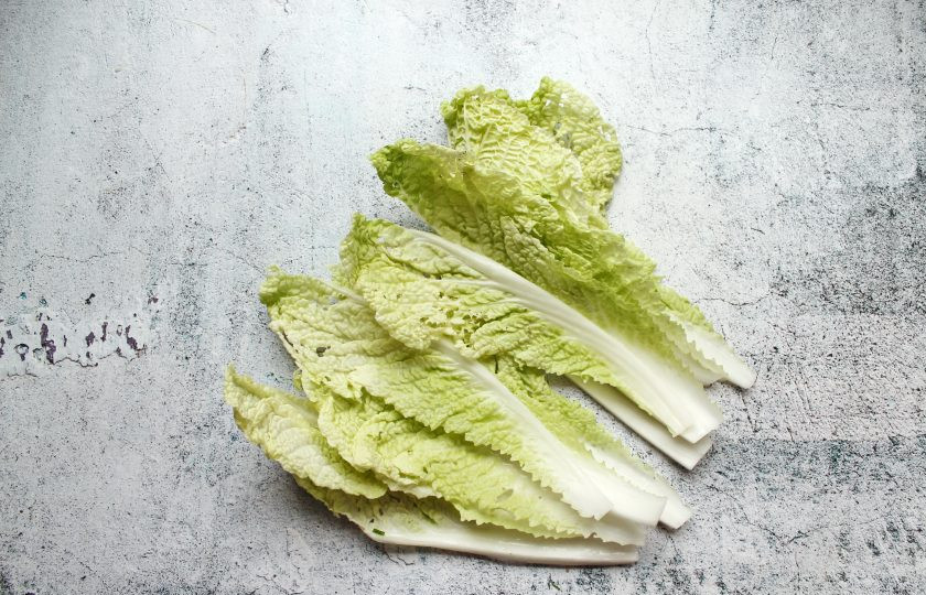 1. Этап. Тефтели Львиные головы: Пекинскую капусту разберите на листья и разрежьте вдоль на две части. Удалите жесткую белую часть.