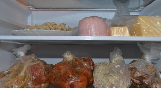 1. Этап. Шашлык из корейки свинины: Оба вида мяса переложите в два разных пакета. Закройте их и оставьте в холодильнике на 8 часов.