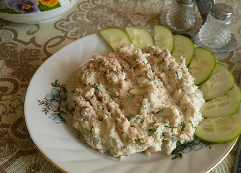 1. Этап. Салат с икрой трески: А затем можем подавать к столу. Очень удобно таким салатом наполнять тарталетки.