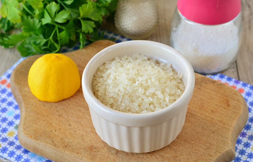 1. Этап. Рис для роллов без уксуса: Подготовьте ингредиенты для приготовления риса для роллов без уксуса.