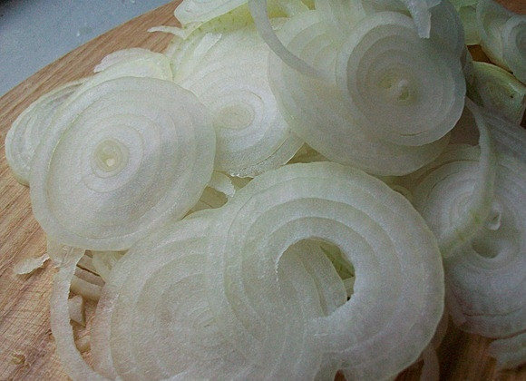 1. Этап. Салат к плову: Лук почистить, сполоснуть и нарезать тонкими полукольцами. Так тонко, как это возможно.