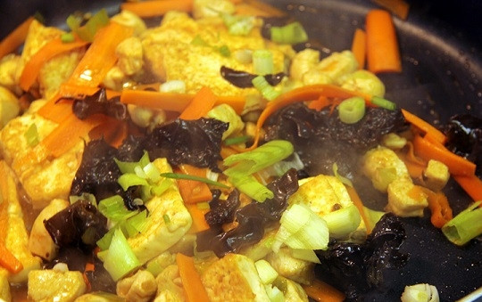 1. Этап. Курица с тофу и овощами: 7. Добавьте курицу и жарьте до готовности. В конце добавьте тофу и вылейте соус. Томите еще буквально минутку и подавайте курицу с тофу и овощами к столу.