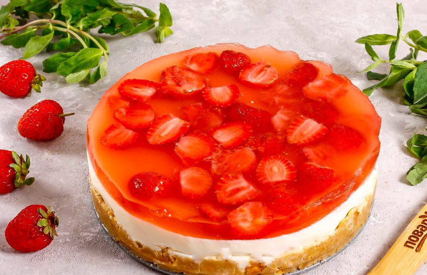 1. Этап. Клубничный чизкейк с творогом без выпечки: Спустя указанное время извлеките форму из холодильника и аккуратно удалите ее, снимите кольцо из целлофана.