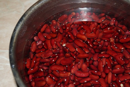 1. Этап. Гуляш из фасоли: Фасоль, прежде чем варить, лучше замочить на ночь в холодной воде. Утром воду сливаем, заливаем фасоль свежей водой и варим до готовности.