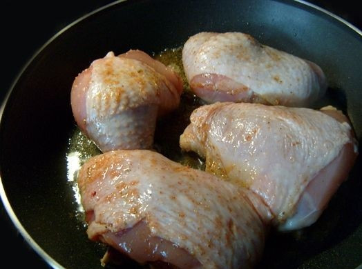 1. Этап. Куриные бедра, тушеные в сметане: 4. На сковороду налить немного растительного масла. Отправить туда бедрышки и обжарить с двух сторон до образования легкой корочки.