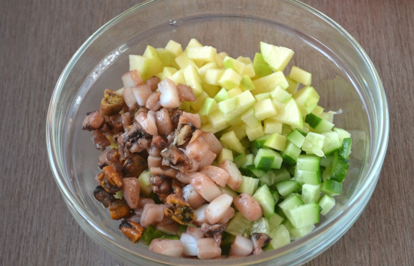 1. Этап. Салат Морской коктейль с креветками и кальмарами: Смешайте все ингредиенты.