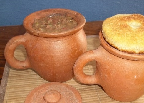 1. Этап. Красная фасоль Лобио: Традиционно в Грузии лобио подают в маленьких глиняных горшочках. Перекладываем лобио в горшочек и накрываем крышкой из лепешки. И ставим в разогретую до 180-200 градусов духовку минут на 10.