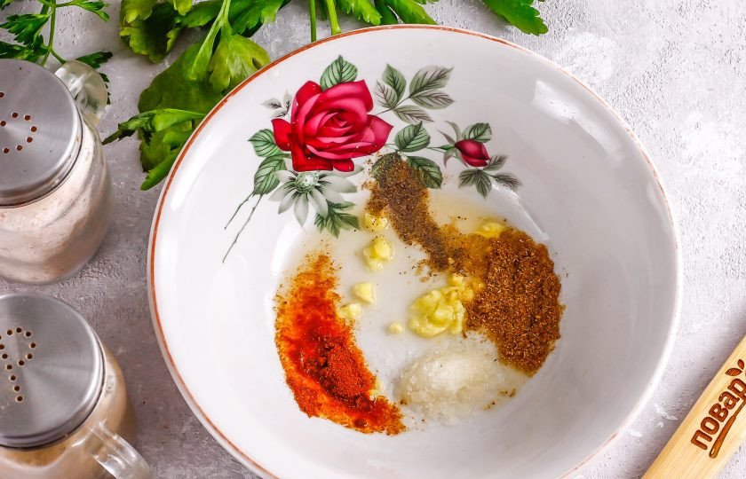 1. Этап. Лосось по-тайски: Имбирь очистите от кожуры, нарежьте ломтиками и измельчите. Высыпьте нарезку вместе с острым красным перцем, молотым черным перцем, молотым кориандром и солью в глубокую емкость. Выжмите туда же сок лайма и перемешайте.