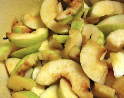 1. Этап. Айвовое варенье с лимоном: Помойте плоды айвы. Почистите их и порежьте на кусочки. Не забудьте очистить от семян.