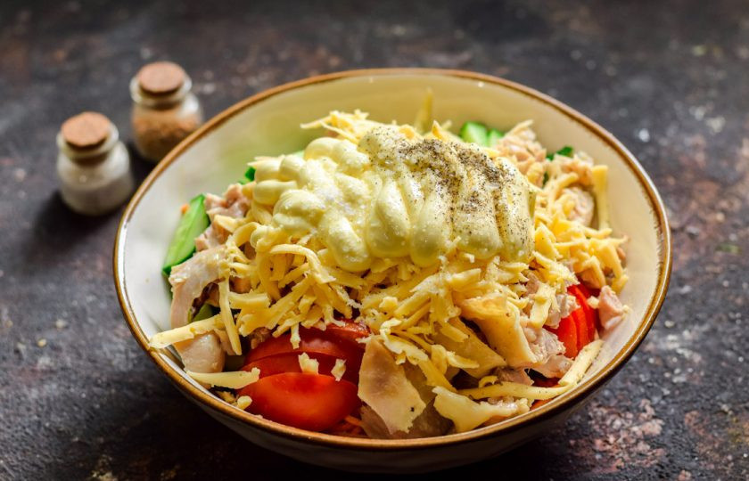 1. Этап. Салат Муравейник с корейской морковью: Следом добавьте в салат майонез, соль и перец. Перемешайте все.