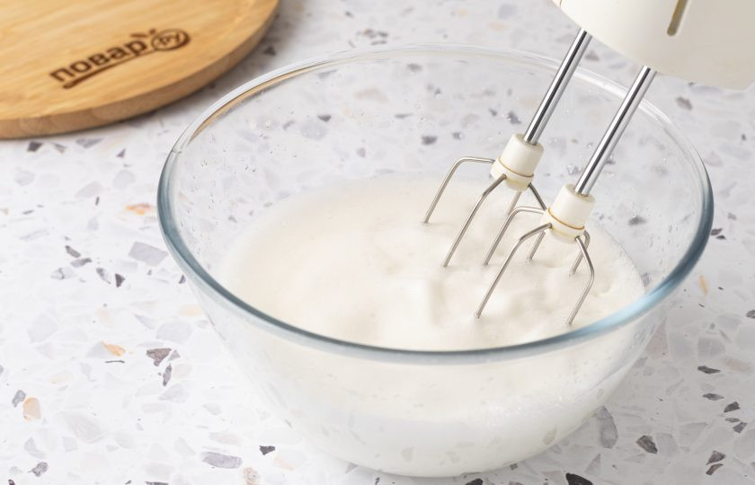 1. Этап. Мороженое из аквафабы: Продолжайте взбивать до тех пор, пока масса не станет белой и воздушной, как взбитый яичный белок. Это займет примерно 5 минут.