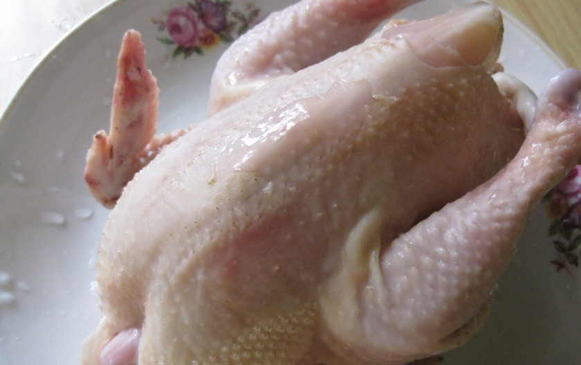 1. Этап. Жаркое из цыпленка: Тушку цыпленка промываем и сушим. Нарезаем на порционные кусочки.