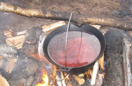 1. Этап. Шурпа из лосятины: Кладем лосятину в казан и заливаем холодной водой. Размещаем казан над огнем.