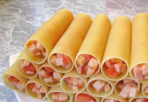 1. Этап. Каннеллони с беконом под томатным соусом: Нафаршируйте каннеллони помидорами и беконом.