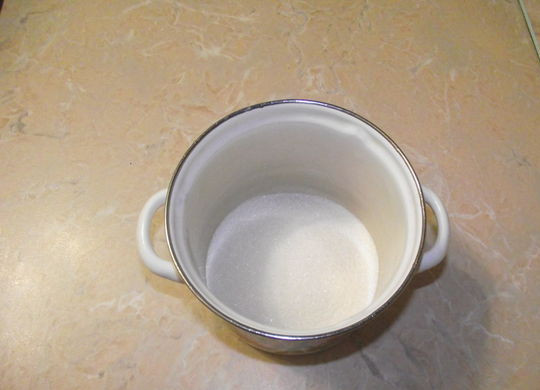 1. Этап. Карамель Петушок: 1. В небольшую кастрюльку или сотейник всыпьте сахар.