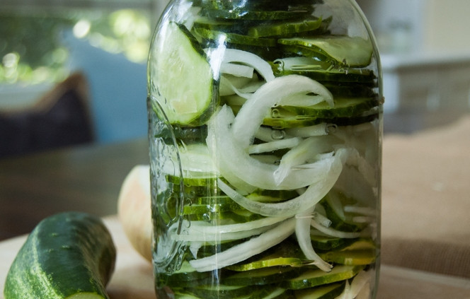 1. Этап. Кисло-сладкие огурчики на зиму: Выложите в стерилизованную банку слоями, чередуя лук с огурцами очень плотно.