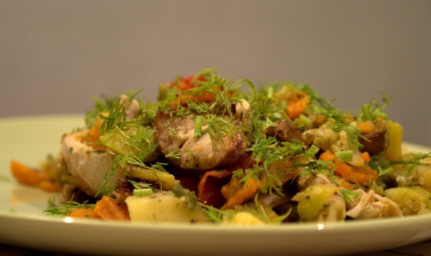 1. Этап. Кабачки с картошкой тушеные: 7. Тушить кабачки с картофелем следует не более двадцати пяти минут на слабом огне при постоянном помешивании. Я для таких целей использую эмалированные кастрюли с толстым дном. Перед подачей на стол можете также слегка притрусить зеленью петрушки и черным перцем.