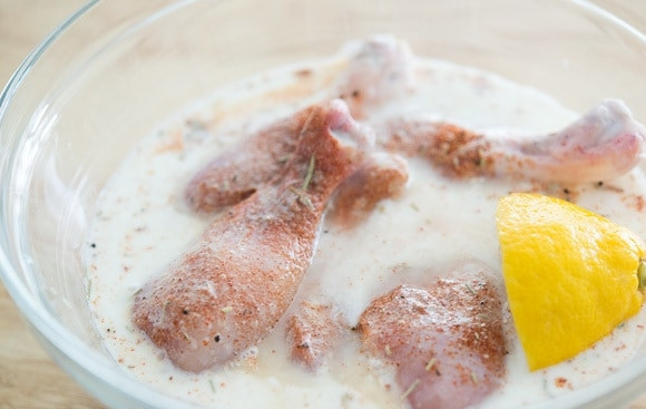 1. Этап. Куриные ножки в пряной панировке: 3. Также положите лимон. Оставьте птицу мариноваться на 6 часов в холодильнике.