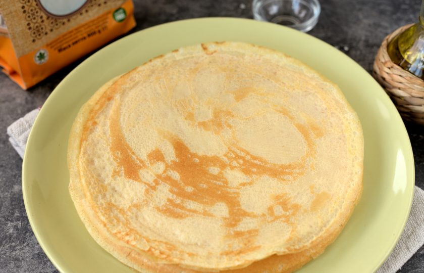 1. Этап. Блины без пшеничной муки: Готовые блины складывайте стопочкой на большое плоское блюдо.