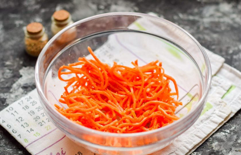 1. Этап. Салат Парус с картошкой: В салатник переложите корейскую морковь.