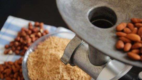 1. Этап. Туррон с фундуком: 1. Миндаль подсушиваю на сковороде, после чего измельчаю его с помощью мясорубки, но несколько ядер оставляю целыми.