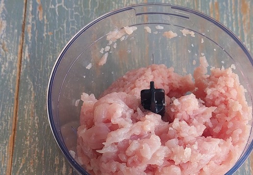 1. Этап. Фрикадельки с овощами и сыром: Добавить соль и измельчить, переложить в другую ёмкость.