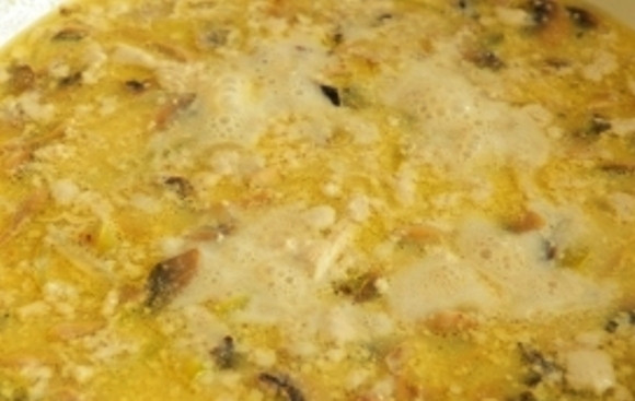 1. Этап. Курица по-английски: По истечении полу часа нам необходимо извлечь готовую курицу из соуса, переложить ее в глубокую посуду. Затем в соус вливаем смесь из крахмала и молока, перемешиваем и тушим 3-5 минут на медленном огне, затем выключаем огонь. Курицу раскладываем по тарелочкам и поливаем соусом. Приятного всем аппетита!