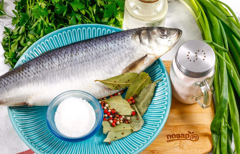 1. Этап. Засолка селедки в бутылке: Подготовьте указанные ингредиенты. Сельдь приобретите свежую или замороженную и заранее разморозьте ее.